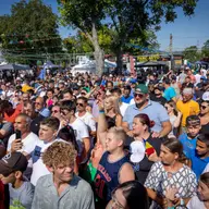 Cel mai mare parc auto din Moldova, Dragoliv, a transformat Sascutul într-un festival al mașinilor și bucuriei