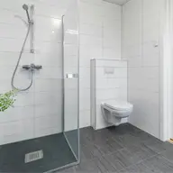 Vas WC suspendat sau pe pardoseală: ce alegi pentru o baie modernă