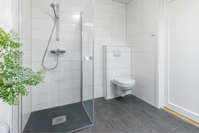 Vas WC suspendat sau pe pardoseală: ce alegi pentru o baie modernă