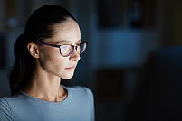 Ochelarii antireflex pentru calculator: ajută la reducerea oboselii oculare?